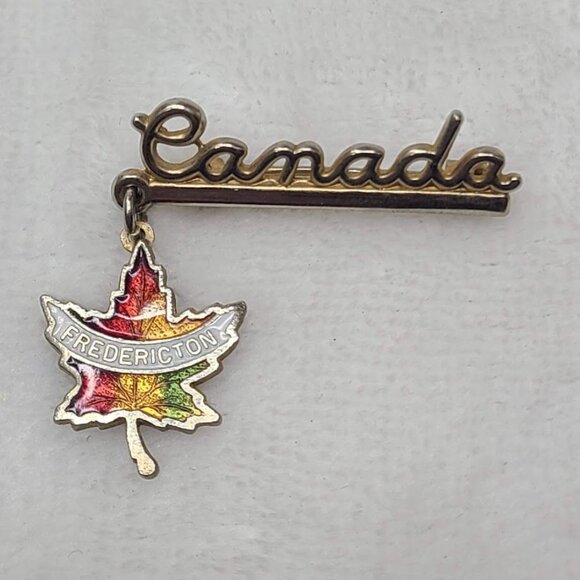 Vintage Canada Fredericton Maple Leaf Souvenir Pin Gold Tone Enamel Dangle - Picture 2 of 6
